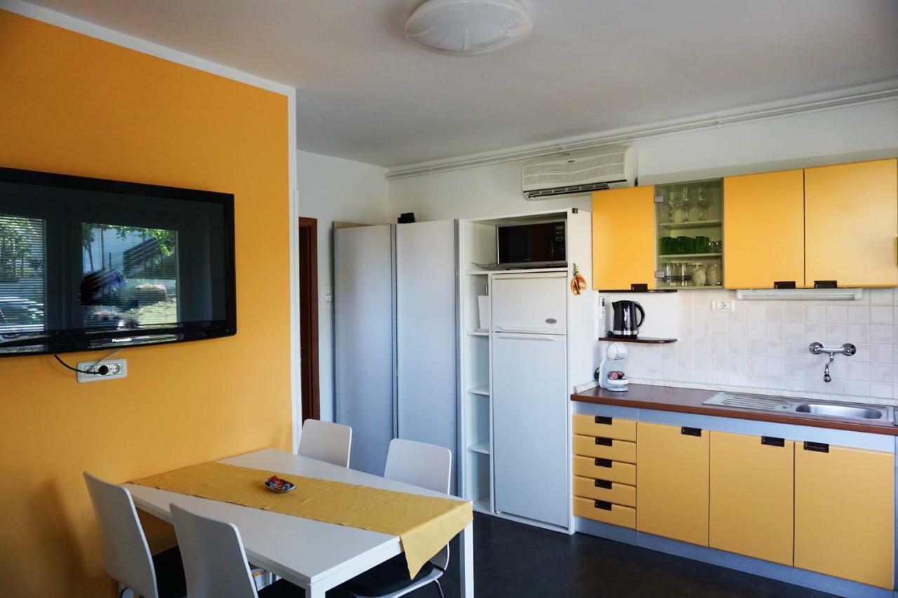 Ferienwohnung Apartmaji Ela 1 Izola Exterior foto